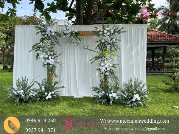 Backdrop hoa lụa lá tươi năm 2025 giá chỉ từ 6,500,000 - 6,900,000 vnđ