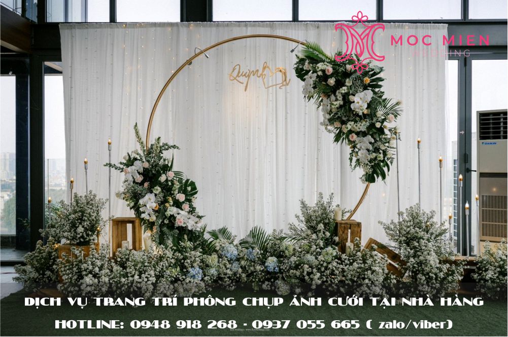 Trang trí phông chụp ảnh cưới tại nhà hàng với hoa thạch thảo trắng