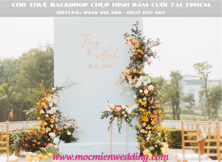 Backdrop chụp hình cưới ngoài trời với hoa tươi cao cấp