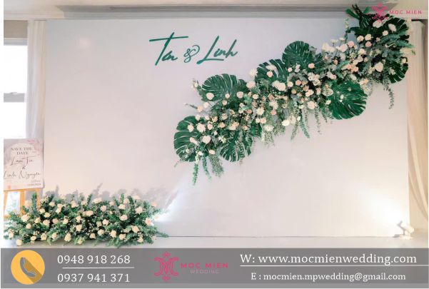 Trang trí backdrop cưới hoa tươi tông trắng - xanh lá mới nhất năm 2025