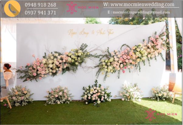 Trang trí backdrop cưới hoa tươi giá rẻ mới nhất năm 2025 co tiệc tại nhà