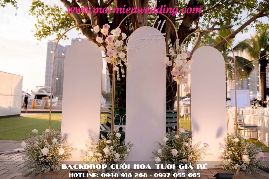Backdorp cưới hoa tươi đơn giản cho đám cưới sân vườn ngoài trời