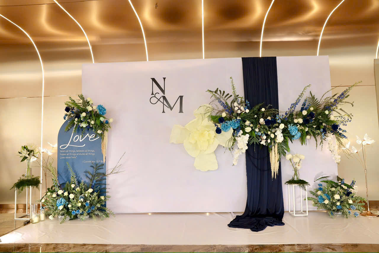 Mẫu backdrop hoa tươi mới nhất 2025
