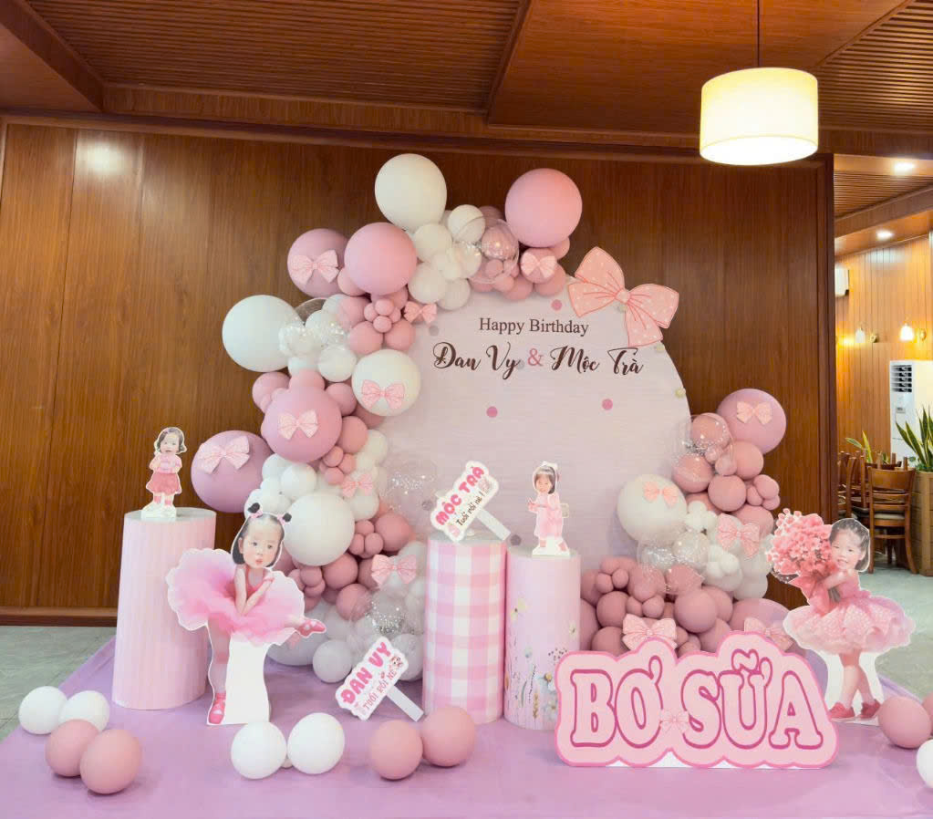 Mẫu backdrop tone hồng ngọt ngào cho buổi tiệc
