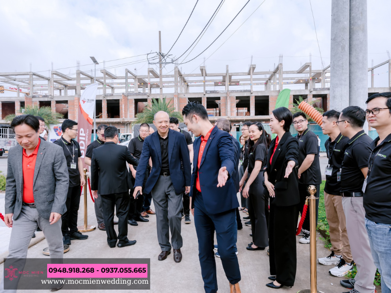 Hình ảnh chào đón chủ tịch Tập Đoàn Chervon Group