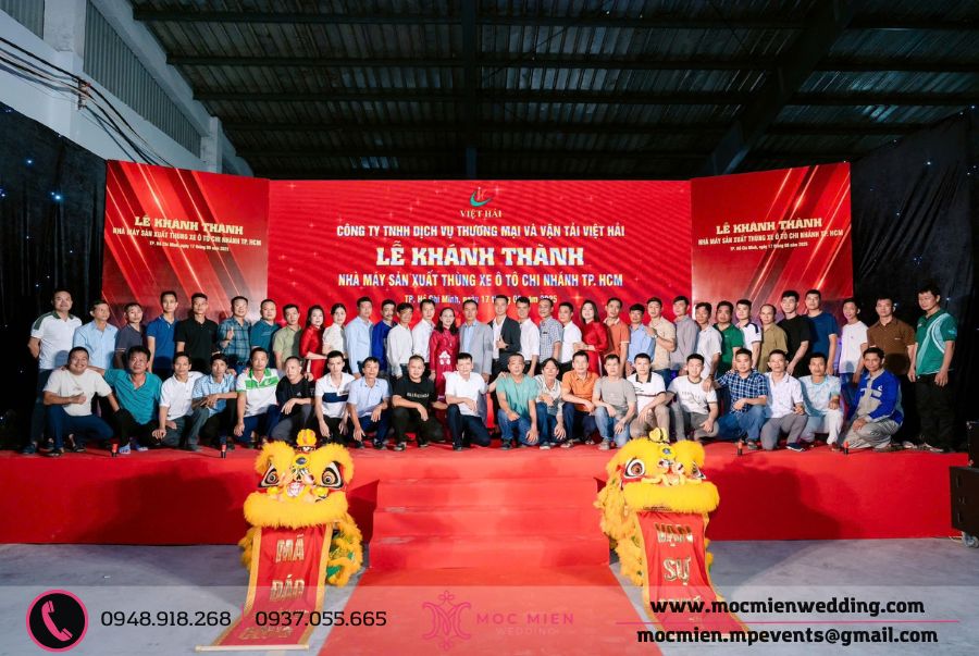 Dàn khách mời check in tại sân khấu - rực rõ và thành công