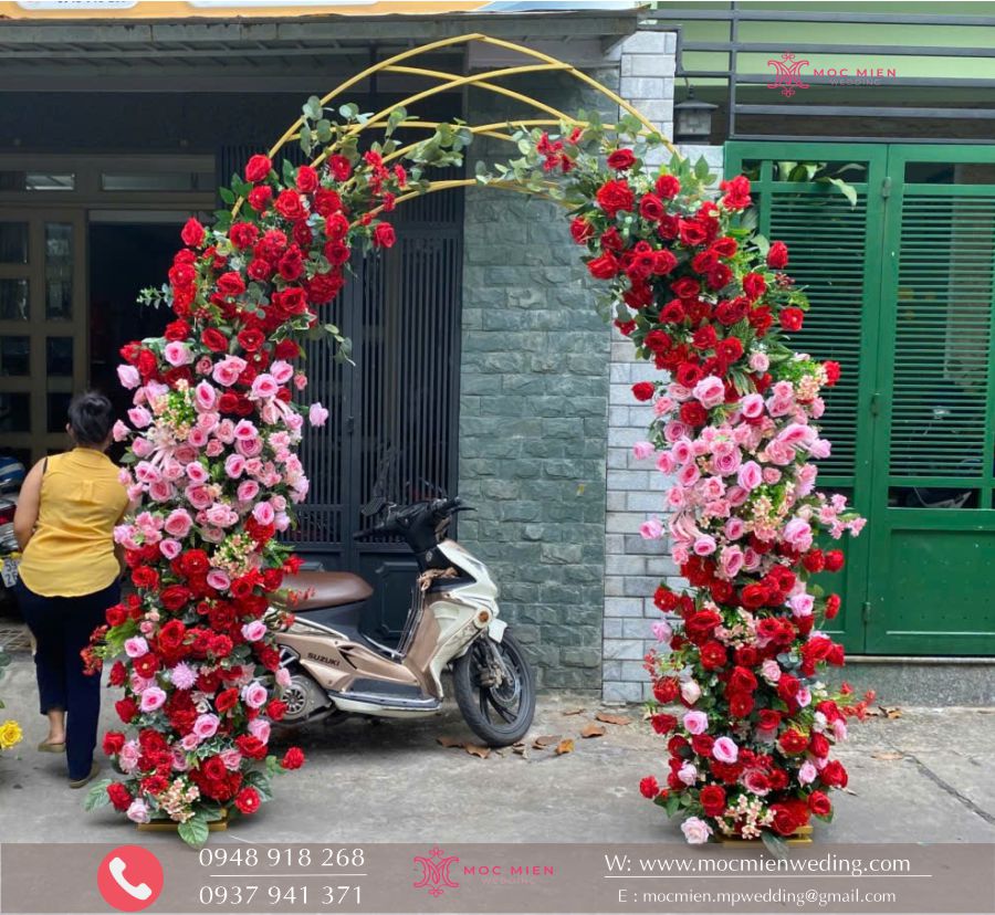 Mẫu cổng cưới hoa lụa theo tông màu hồng