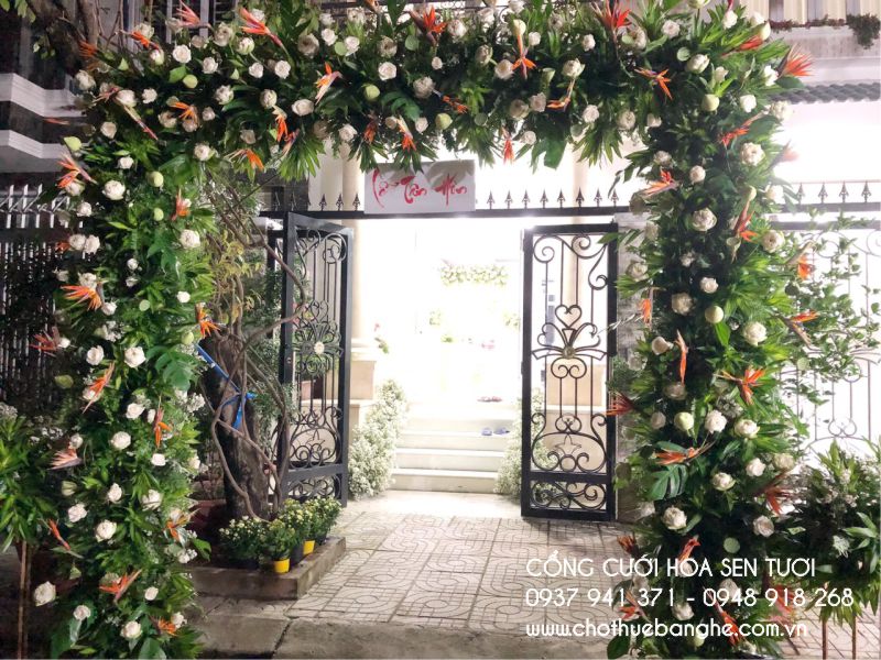 Cho thuê cổng hoa Sen tươi đẹp tại Gò Vấp 