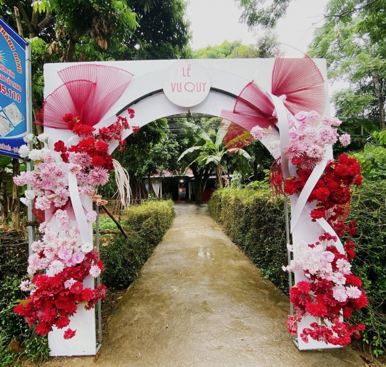 Cổng hoa alu vuông tone đỏ - hồng