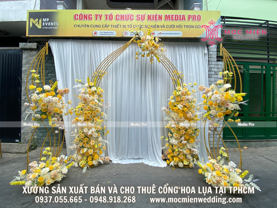 Cổng hoa lụa biến tấu thành backdrop chụp ảnh cưới 