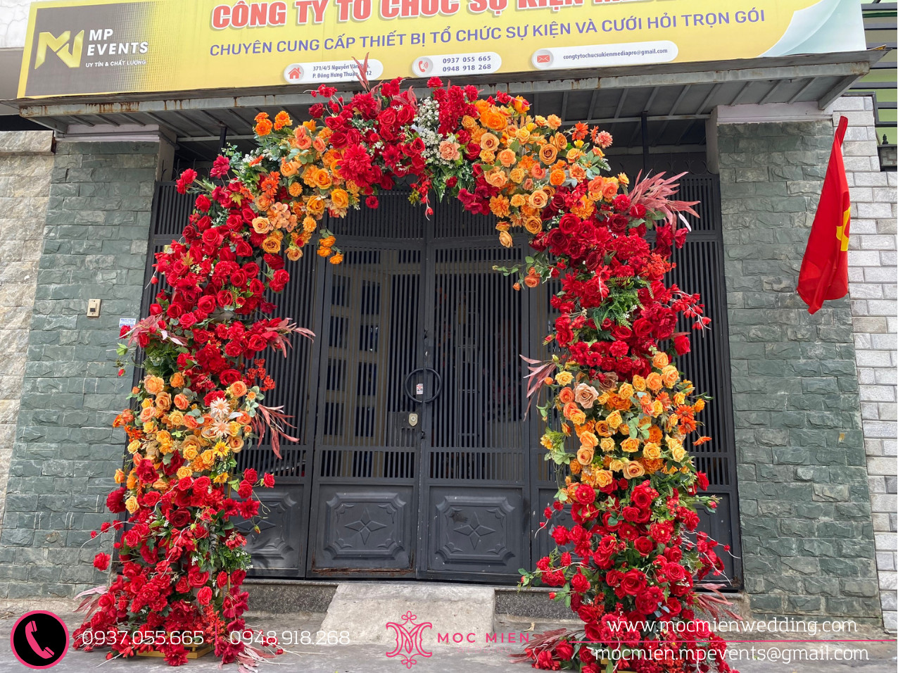 Cổng hoa tone màu đỏ cam giá rẻ nhất tại quận Bình Thạnh
