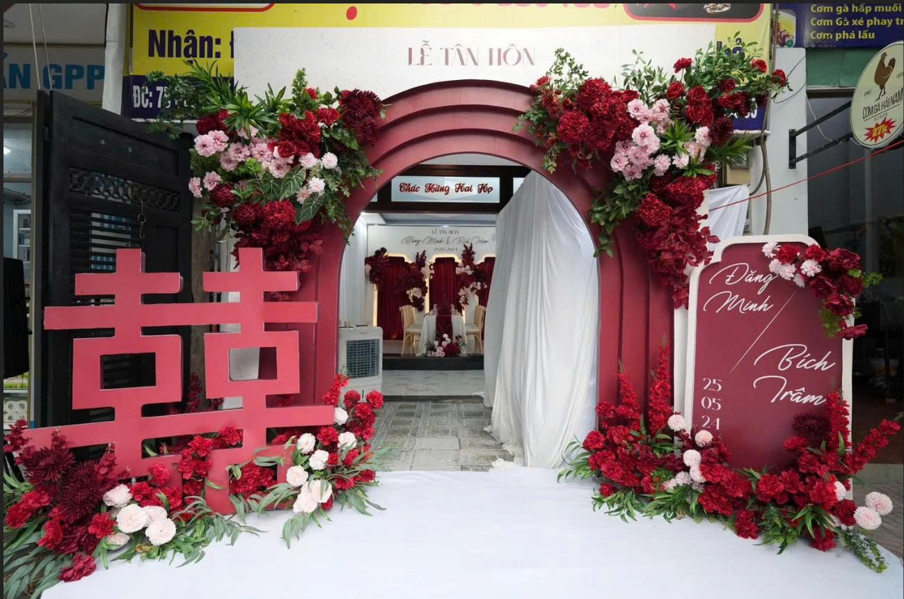 Mẫu cổng alu hiện đại với chữ Hỷ khổng lồ