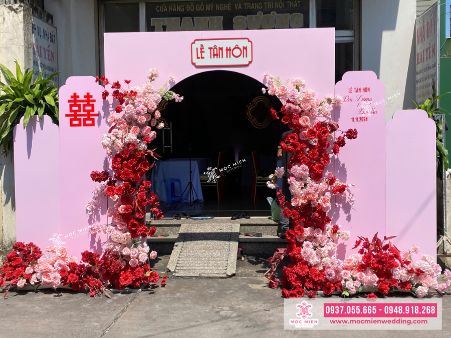 Cổng hoa tone hồng - đỏ đủ làm bạn xao xuyến