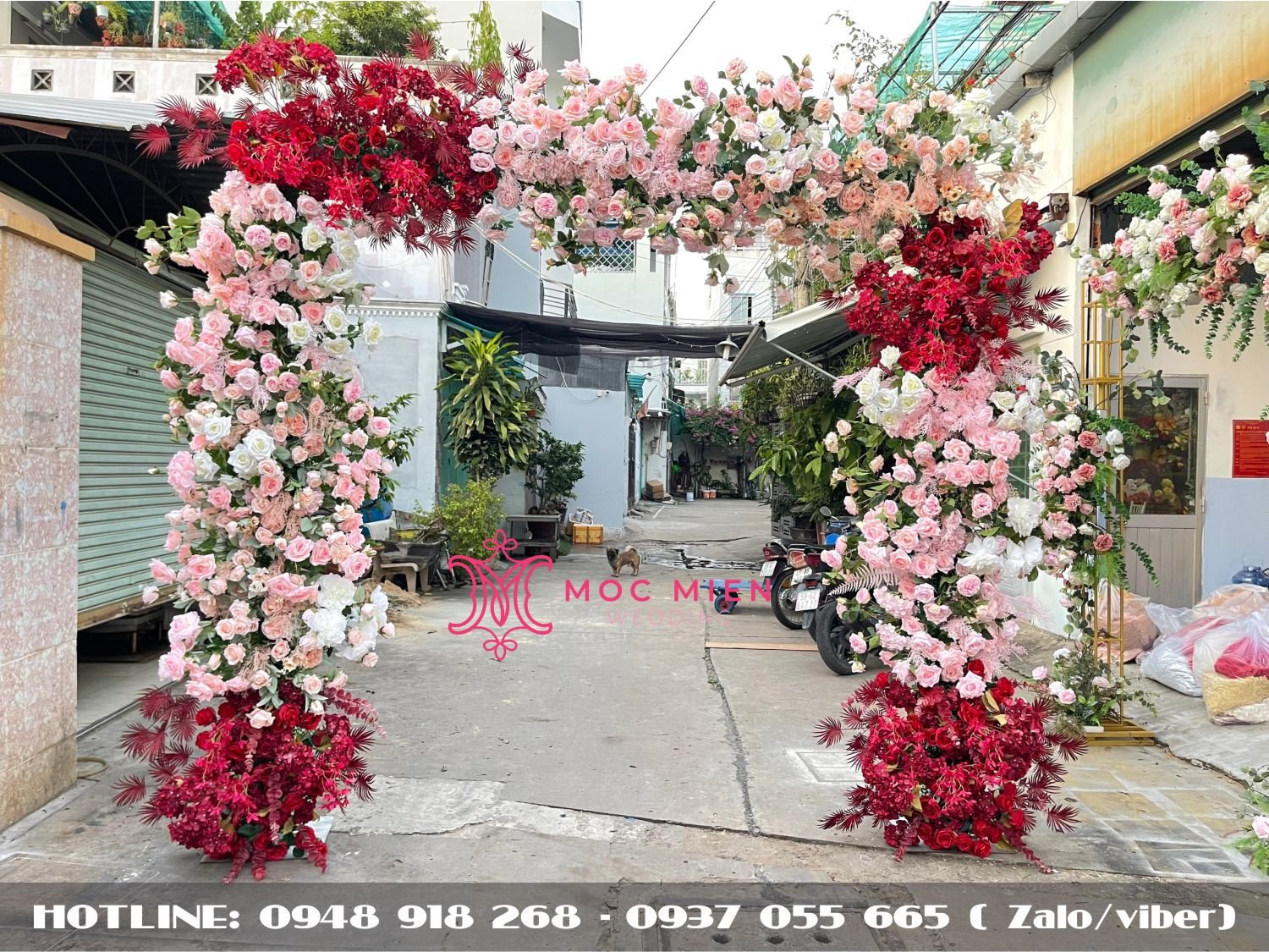 Thiết kế cổng cưới hoa lụa theo tông màu gia tiên của khách hàng tại TPHCM