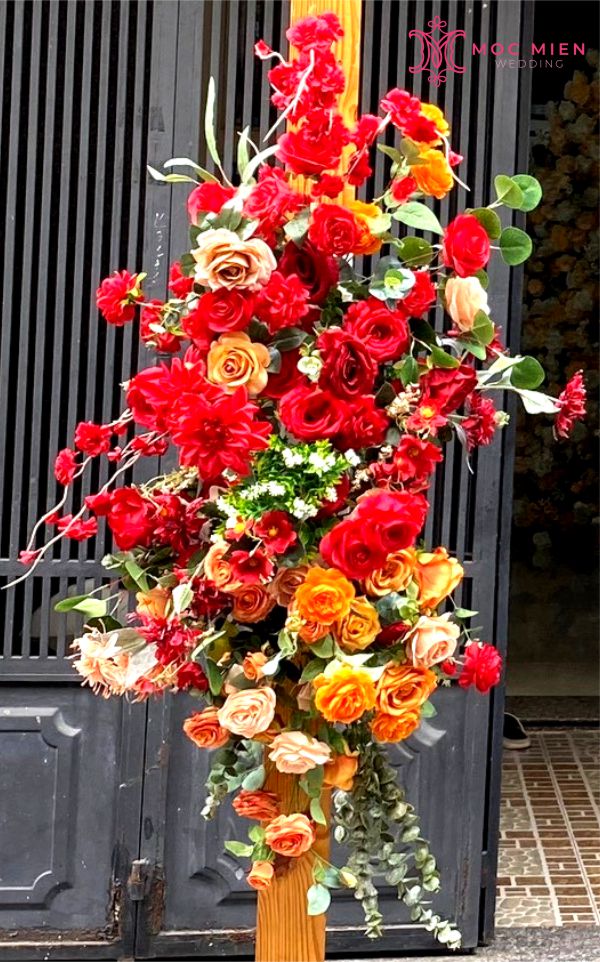 Nhận cắm cổng hoa cưới, thay tông hoa theo yêu cầu riêng của khách hàng