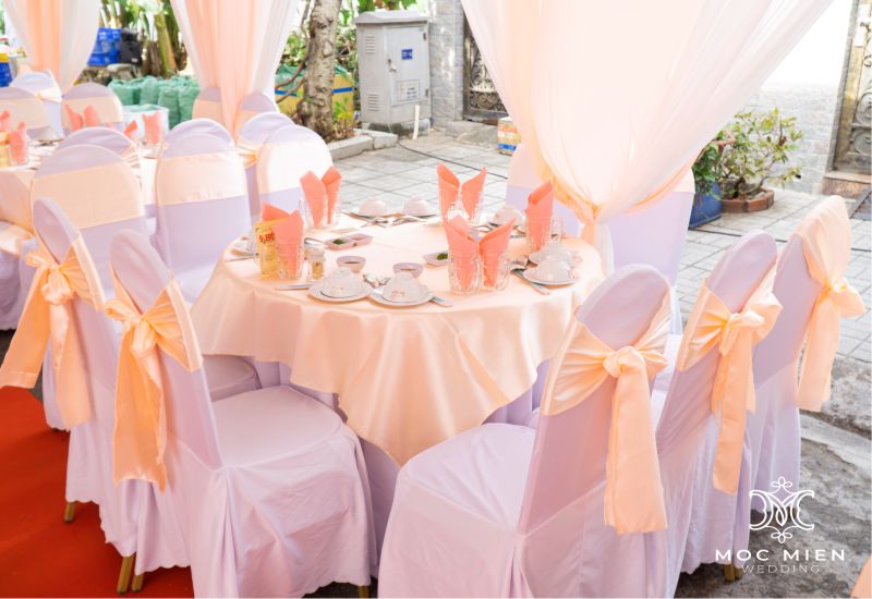 Cho thuê bộ bàn ghế đãi tiệc đẹp - giá rẻ tông màu cam sữa tại TPHCM