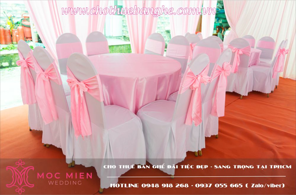 Cho thuê bộ bàn ghế tròn đãi tiệc đẹp tại TPHCM cột nơ màu hồng