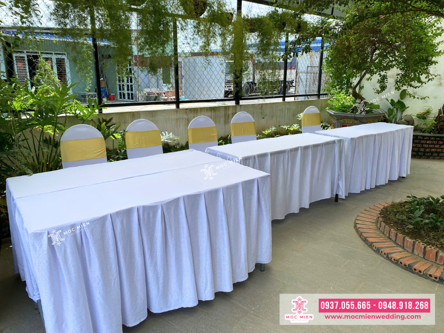 Mẫu bàn dài khăn bàn full trắng dễ sử dụng