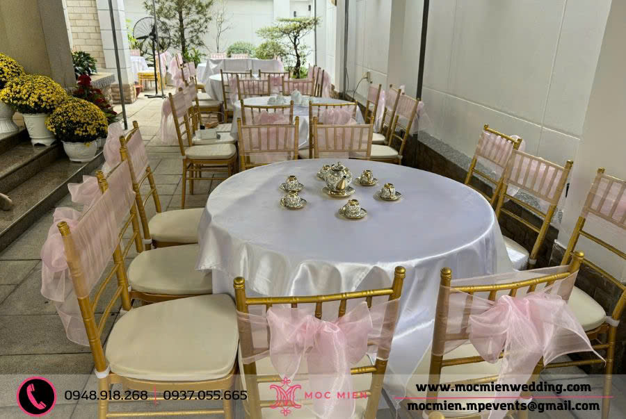 Ghế tiffany vàng đồng cột nơ voan hồng pastel