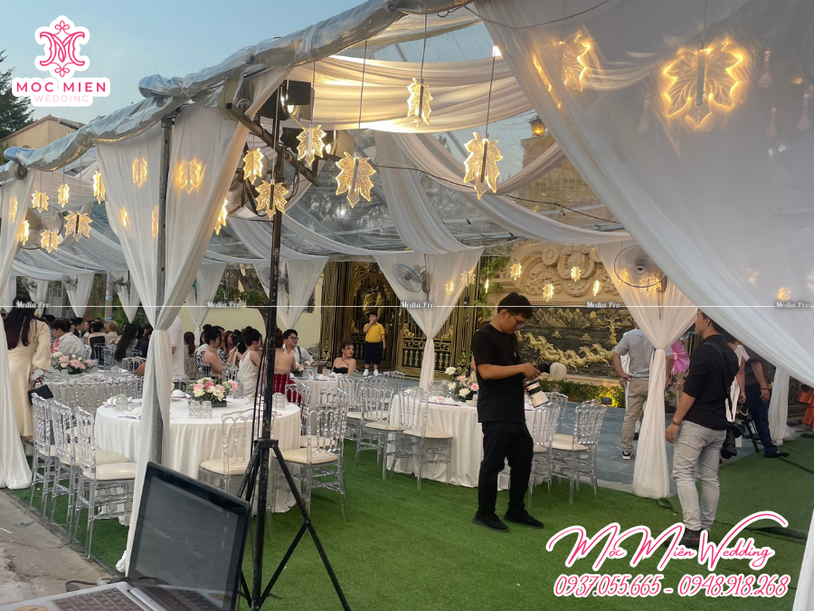 Rạp trong suốt với đèn chiếc lá