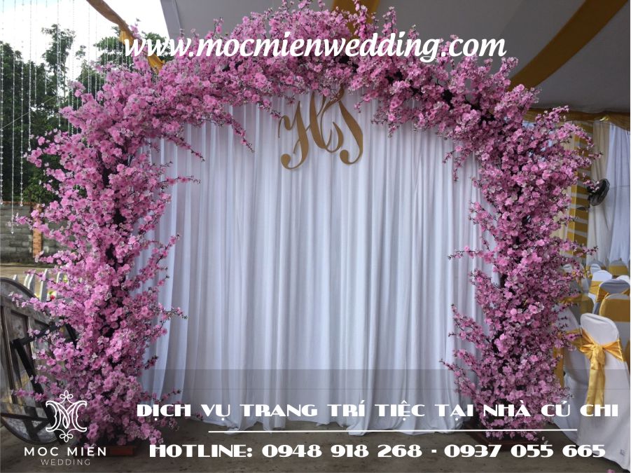 Trang trí backdrop chụp hình cưới hoa lụa tại Củ Chi