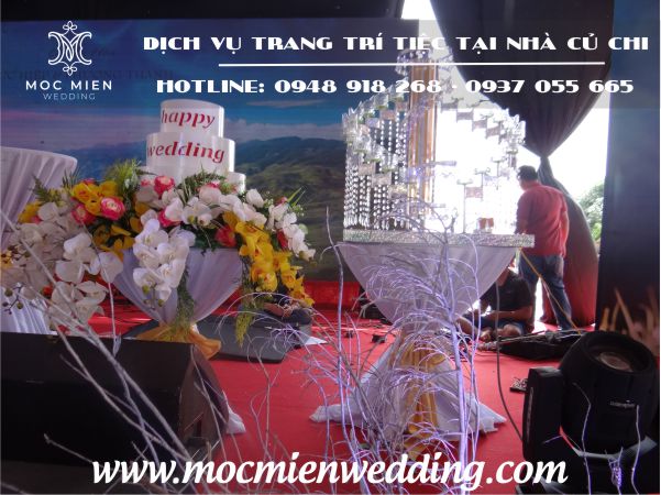 Trang trí sân khấu bánh kem giả - tháp ly rót rượu cho đám cưới tại nhà Củ Chi
