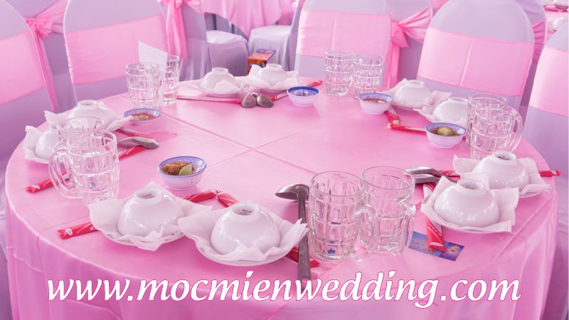 Bộ bàn ghế đãi tiệc có lưng dựa tông màu hồng được thiết kế theo tông màu rạp cưới - gia tiên