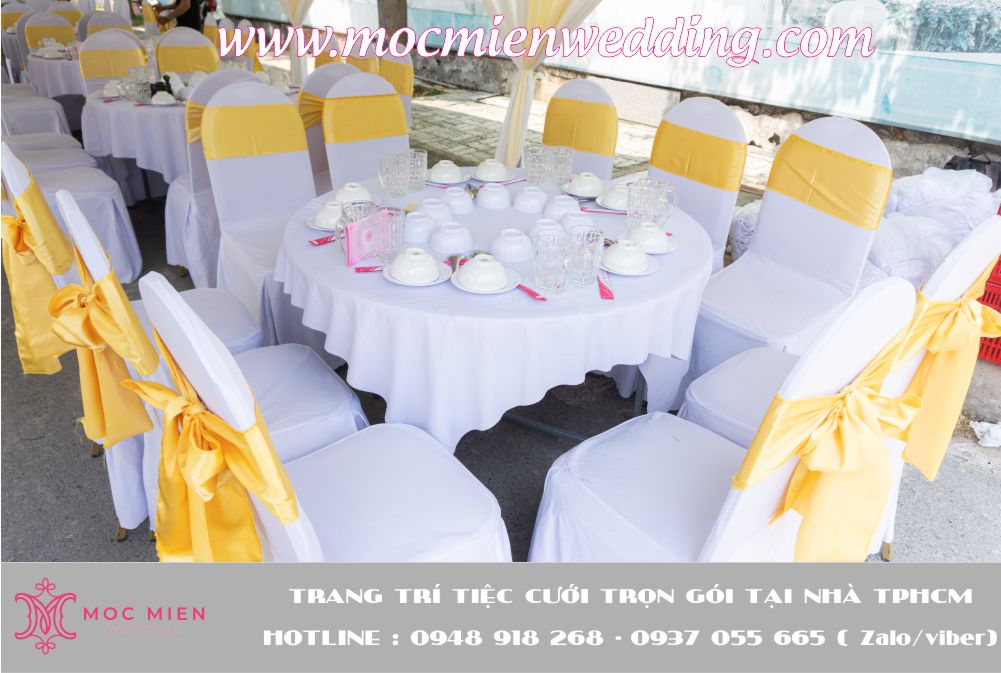 Cho thuê bộ bàn ghế đãi tiệc sang trọng tại TPHCM cột nơ màu vàng đồng