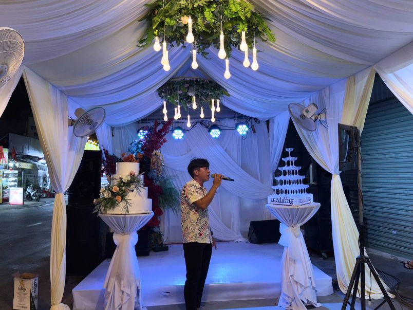 Khu vực sân khấu với hệ thống âm thanh ánh sáng và nghi thức rót rượu