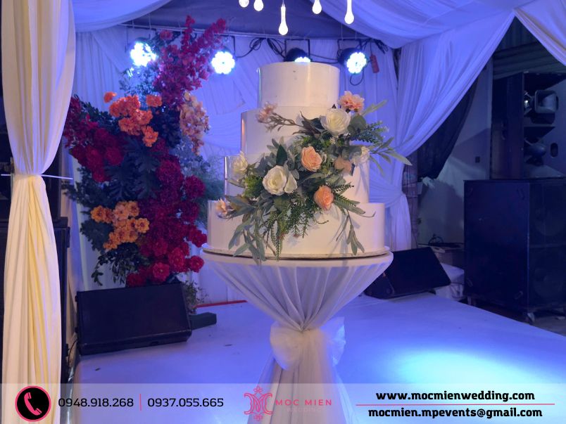 Tháp để bánh kem cho lễ chính rót rượu và cắt bánh kem