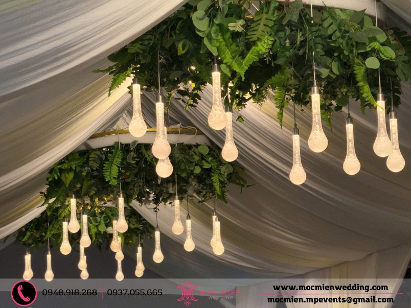 Vòng đèn hoa đẹp xinh lung linh trong khung rạp