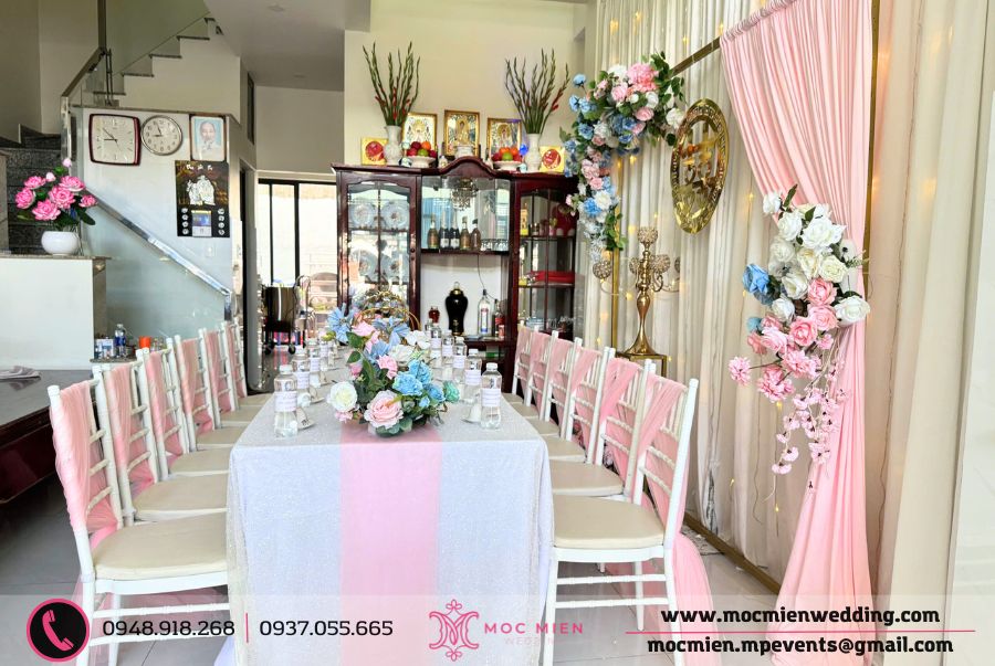 Bàn ghế họ được trăng trí theo tone chủ đạo trắng - hồng