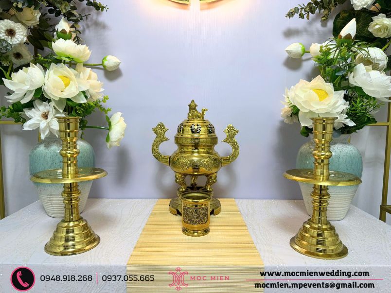 Bàn thờ gia tiên được trang trí với 2 bình hoa lụa tinh tế