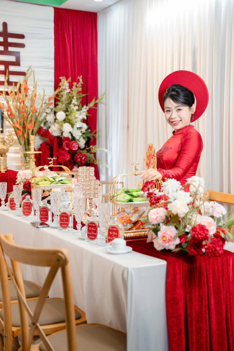 Trang trí gia tiên với tone trắng - đỏ tươi phổ biến