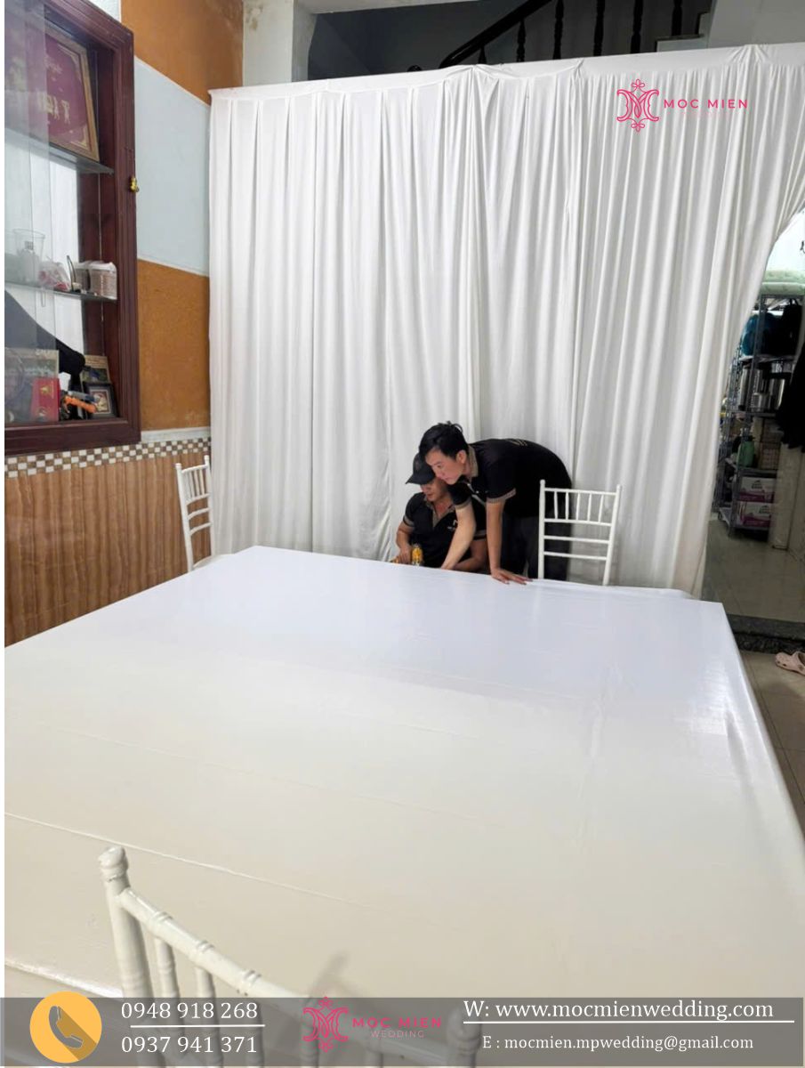 Bước đầu thi công rèm và backdrop của đội ngũ Mộc MIên Wedding