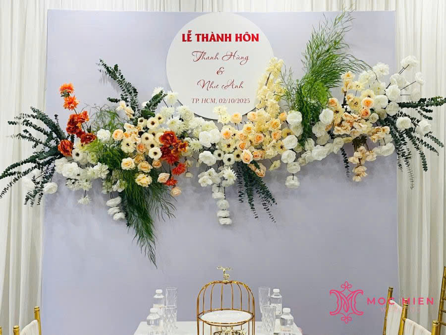 Cận canh backdrop hoa lụa mix lá tươi sau khi hoàn thành