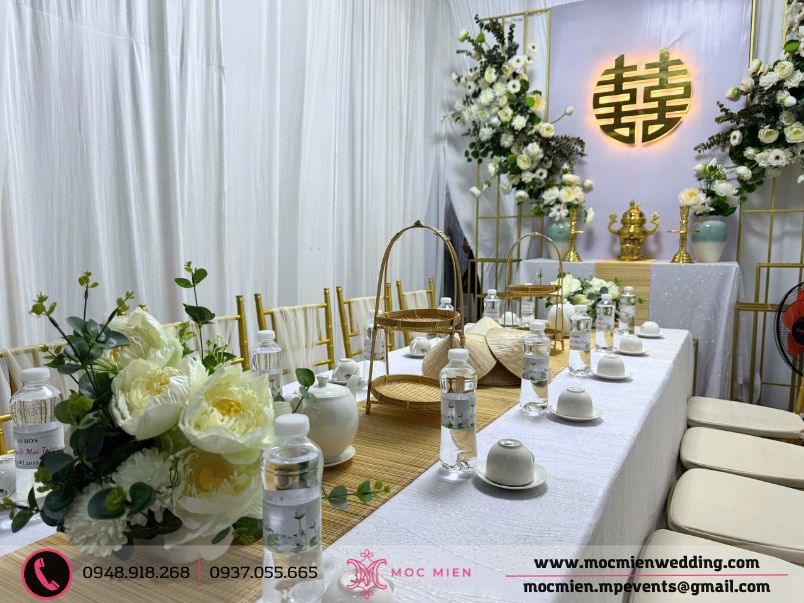 Bàn họ được trang trí đẹp mắt theo tone trắng - xanh đồng bộ