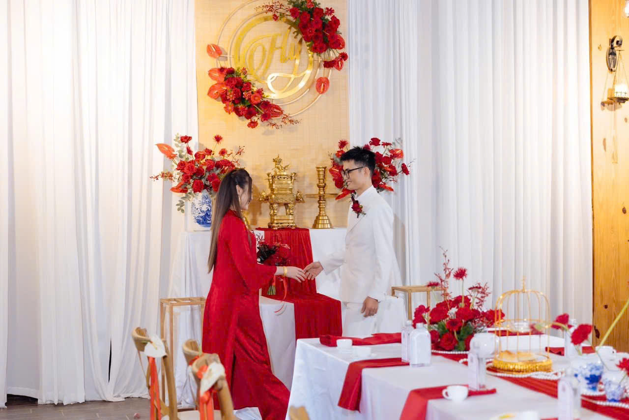 Mẫu trang trí gia tiên tone đỏ - đơn giản nhẹ nhàng khá được ưa chuộng