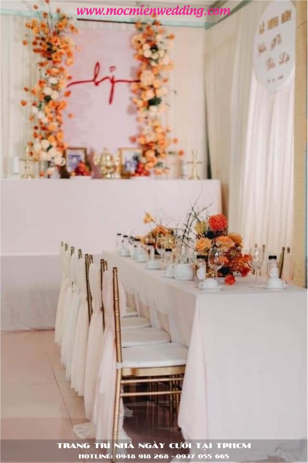 Trang trí trọn gói gia tiên hoa tươi cao cấp cho nhà ngày cưới