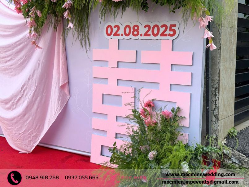 Chữ Hỷ khổng lồ trang trí trên backdrop chụp hình màu hồng phấn