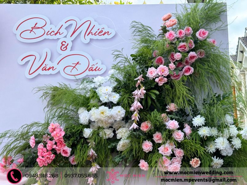 Cận cảnh hoa lụa - lá tươi cho backdrop chụp hình