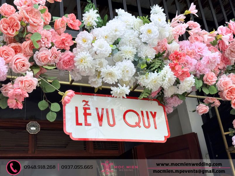 Bảng tên Lễ Vu Quy được treo trên cổng hoa