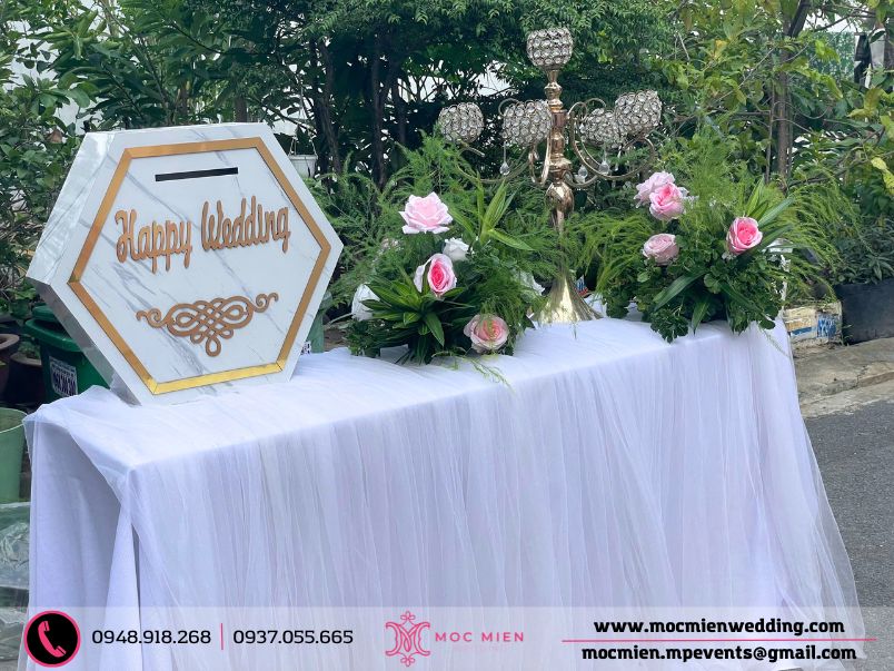 Trang trí bàn gallery với hoa lụa lá tưới theo tone trắng - hồng