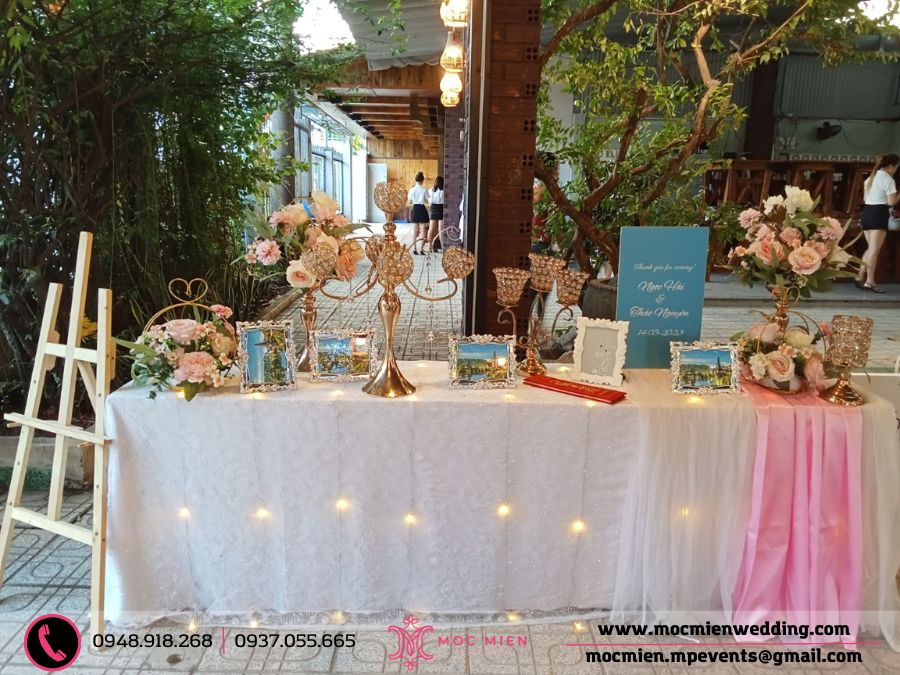 Mẫu bàn gallery cho tiệc cưới theo tone trắng - hồng nhẹ nhàng