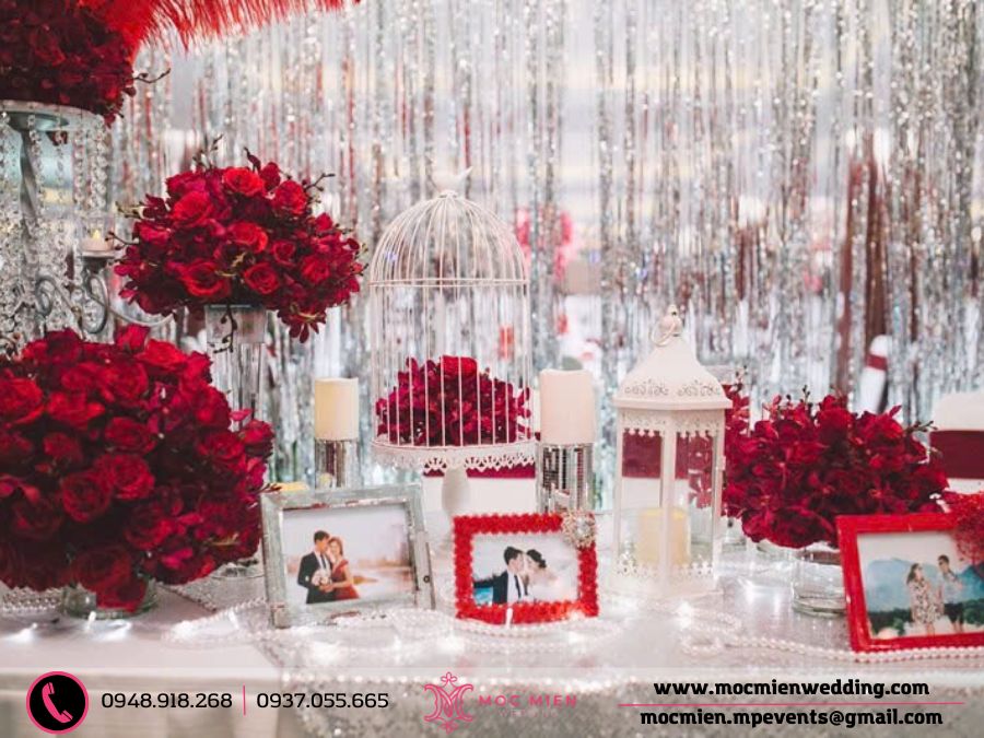 Bàn gallery với tone đỏ đầy rực rỡ và ấn tượng