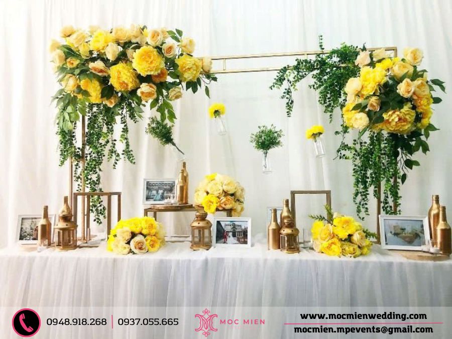 Trang trí bàn gallery hoa lụa tone vàng