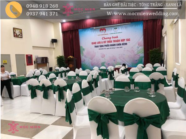 Cho thuê bộ bàn ghế đãi tiệc tất niên cột nơ xanh lá