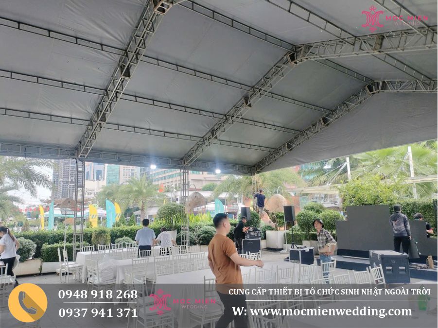 Setup bàn ghế và màn hình led sau khi nhà bạt hoàn thành