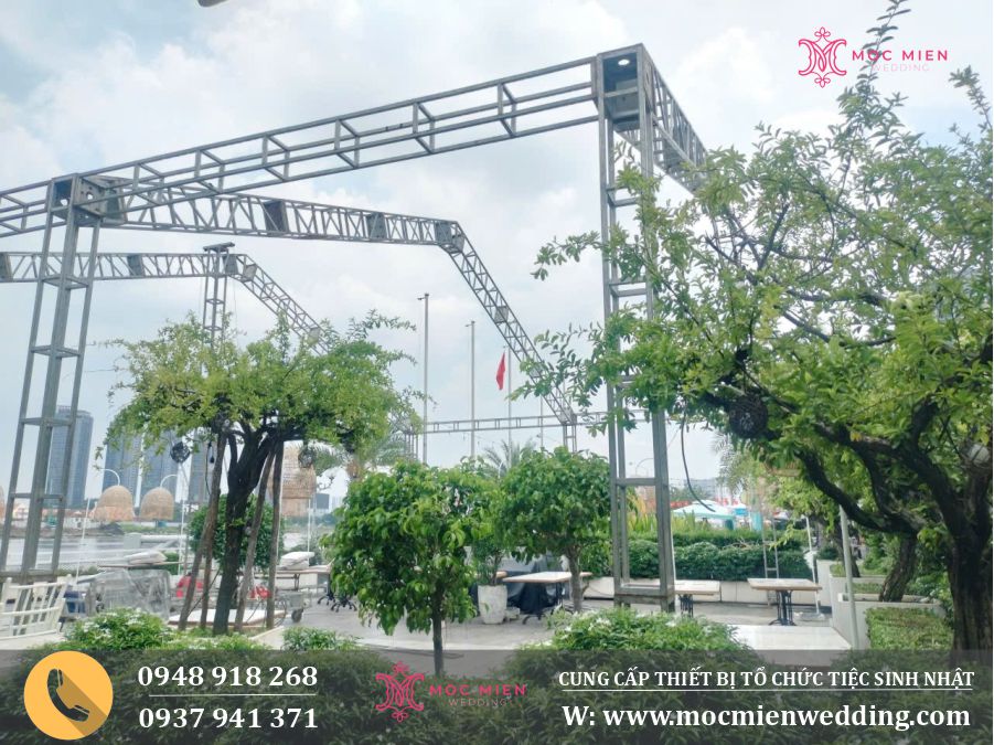Khung sườn nhà bạt không gian được dựng lên hoàn chỉnh