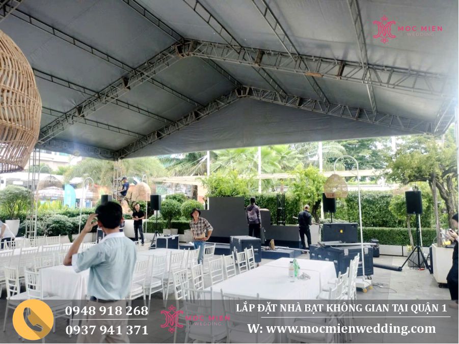 Bàn ghế được setup để chuẩn bị cho tiệc sinh nhật